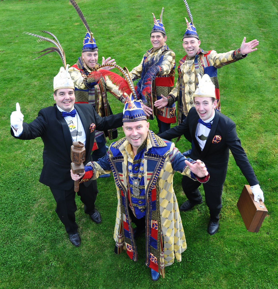 Met trots stellen wij aan jullie voor: Prins Adje d'n Twidde. Prins van ons
goei Klompengat 2020. Zijn motto: Laten we alle geluidswetten kraken en er een mooie carnaval van maken.

Adjudanten Enrico, Eric en Vince,
Vorst Bart en Schatbewaarder Luuk.