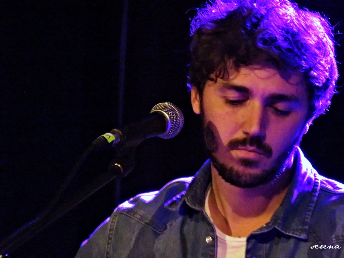 SuppVige's tweet photo. @AndreaVigentini ad Arezzo durante lo showcase di qualche giorno fa al Teatro Virginian.

📸Ringraziamo @Sere_pully che di ha concesso gentilmente le foto.
~
#AndreaVigentini #UnGiornoSemplice #Vige #showcase #Arezzo #Sudwave https://t.co/IRdQwoktrj