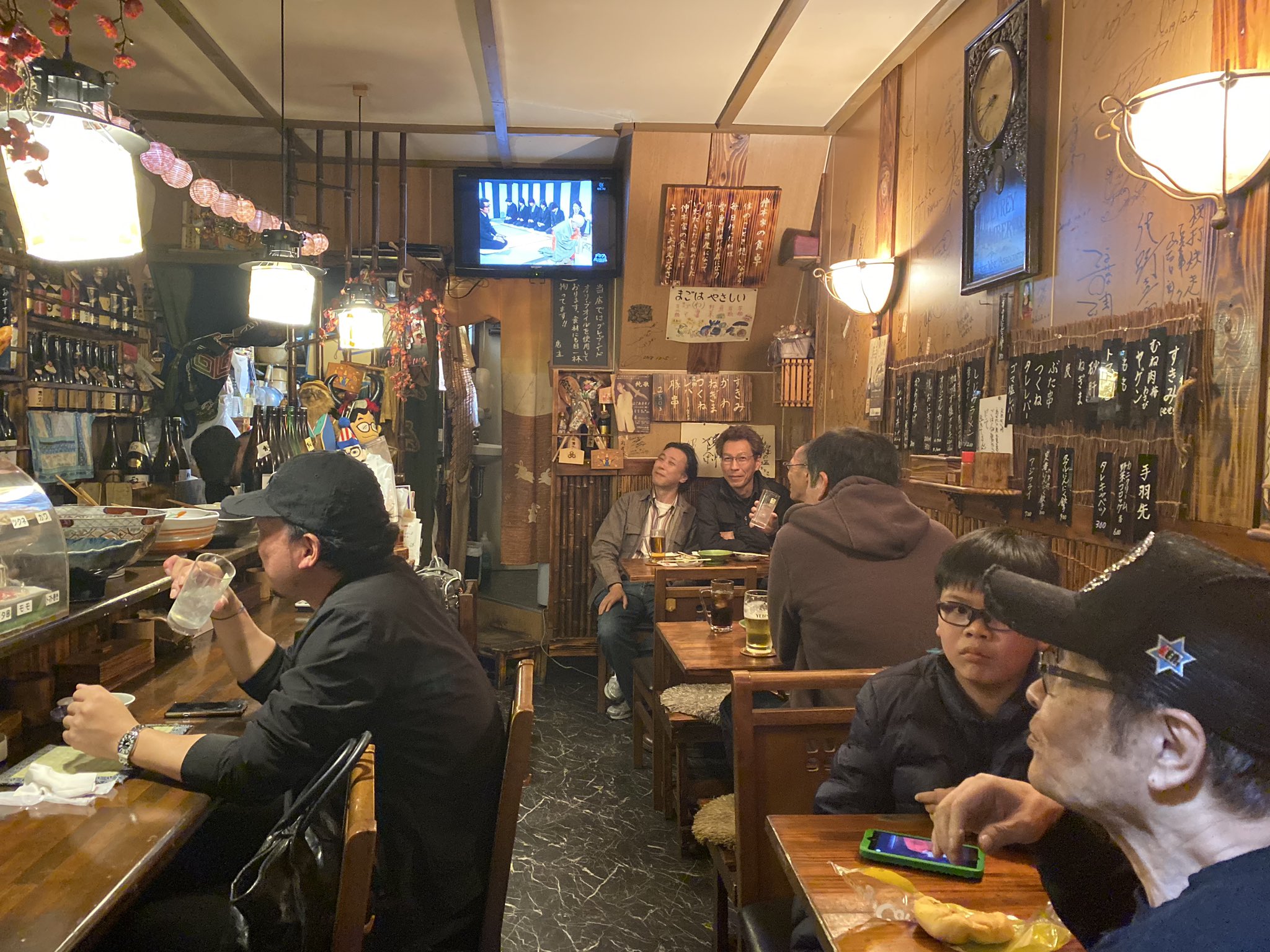 仲本家 純歌の台所 仲本工事 三代純歌 公式 店内のテレビでドリフ大爆笑を 皆んなで視聴 仲本工事 本人も一緒にお客様と 歓談しながら観てました