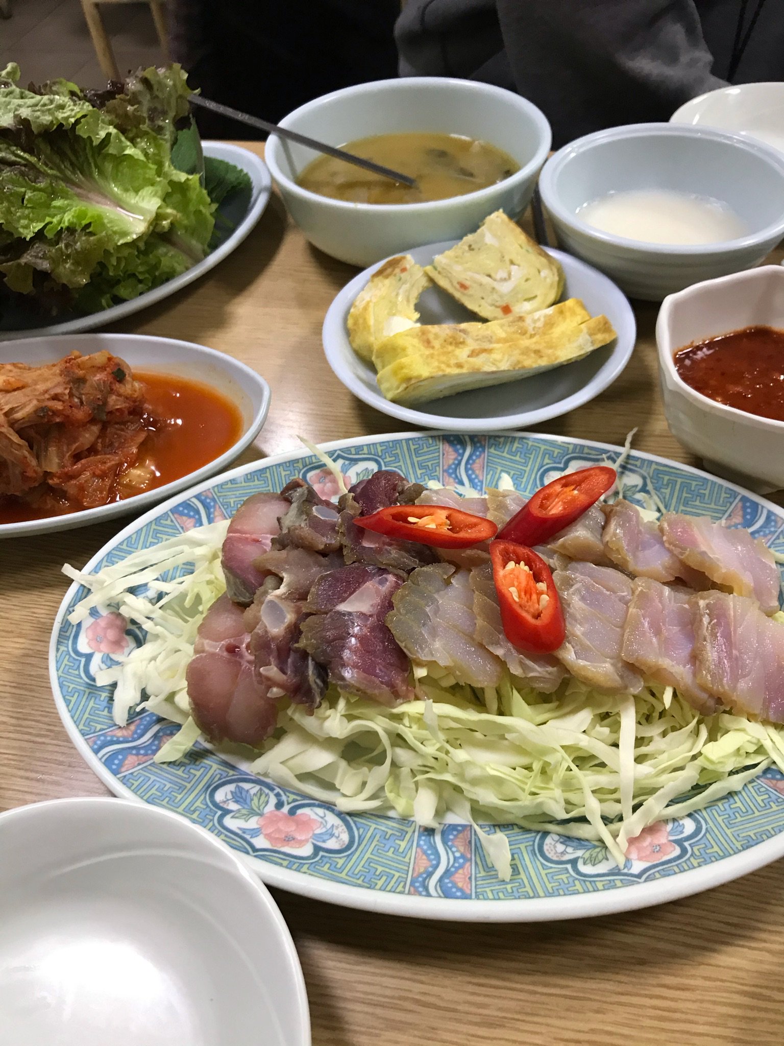 Yuta 韓国マニアックグルメ ホンオフェ エイの刺身 エイを発酵させ強力な臭気を放つ刺身 臭いは納豆の14倍とウィキには書いてある これを2 3年漬けた発酵マンマンのキムチと一緒に食べる エイの歯応えのある食感と舌が痺れる感覚が醍醐味 かなりクセ Yuta 韓国マニアックグルメ ホンオフェ エイの刺身 エイを発酵させ強力な臭気を放つ刺身 臭いは納豆の14倍とウィキには書いてある これを2 3年漬けた発酵マンマンのキムチと一緒に食べる エイの歯応えのある食感と舌が痺れる感覚が醍醐味 かなりクセ