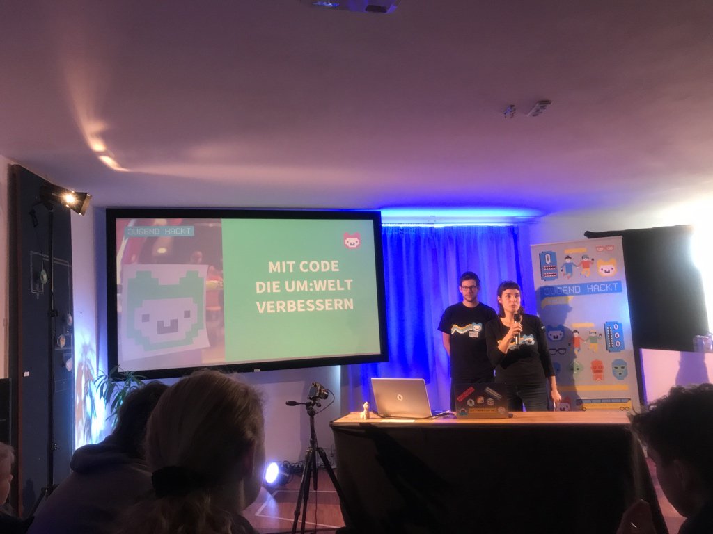 jhackthalle's tweet photo. Lisa und @trollofix führen uns durch die Präsentationen 💜 
Wir feiern heute nicht nur das 10. Event, sondern auch das 50. Jugend hackt Event überhaupt! Wir sind schon so groß 😅
#jugendhackt #jhackthal https://t.co/d4oJDRvVVj