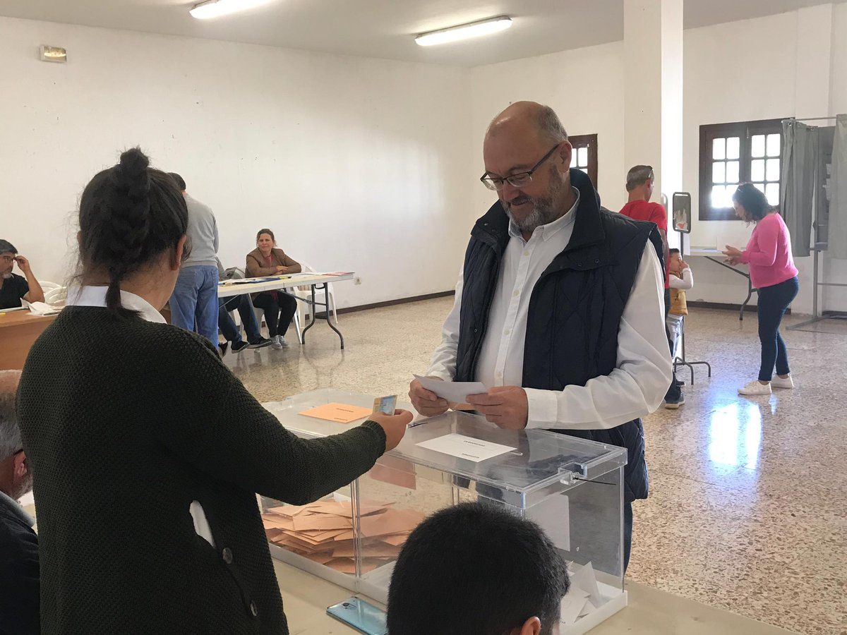 Nuestro candidato al <a href="/gpscongreso/">PSOE Congreso</a> por Fuerteventura, <a href="/Juanb0462/">Juan B. Fuentes Curbelo</a> ya ha votado. ¿A qué esperas para hacerlo tú? #AhoraGobierno #10NPSOE <a href="/PSOE/">PSOE</a> <a href="/PSOECanarias/">PSOE Canarias ❤️🇮🇨</a> <a href="/PSOEFTV/">PSOE Fuerteventura</a> #Fuerteventura