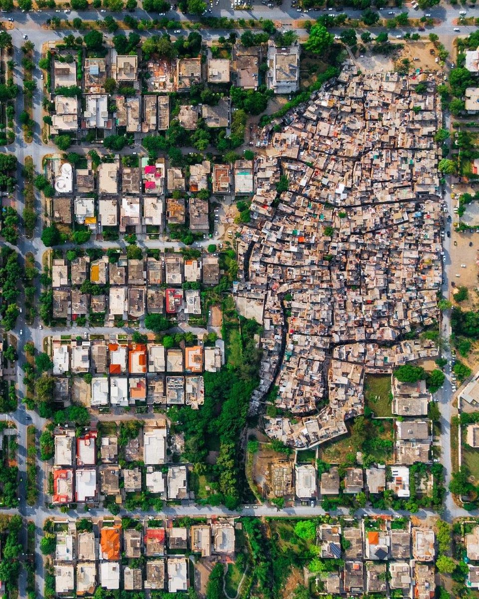 noman_env's tweet image. F-7/4 (Left) &amp;amp; Christian Colony (Right) : Two different urbanization approaches