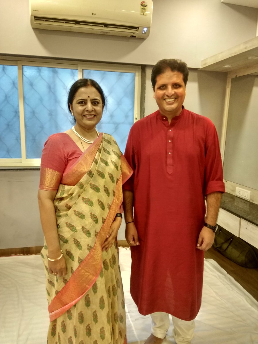 ArtAndArtistes's tweet photo. Welcoming the surprise additional for #8Prahar! Presenting an exceptionally talented maestro vocalist #BhartiPratap from Agra gharana.
RT if you loved our suprise.

#8Prahar #Mumbai #Liveconcert https://t.co/dIQUbyp3oP