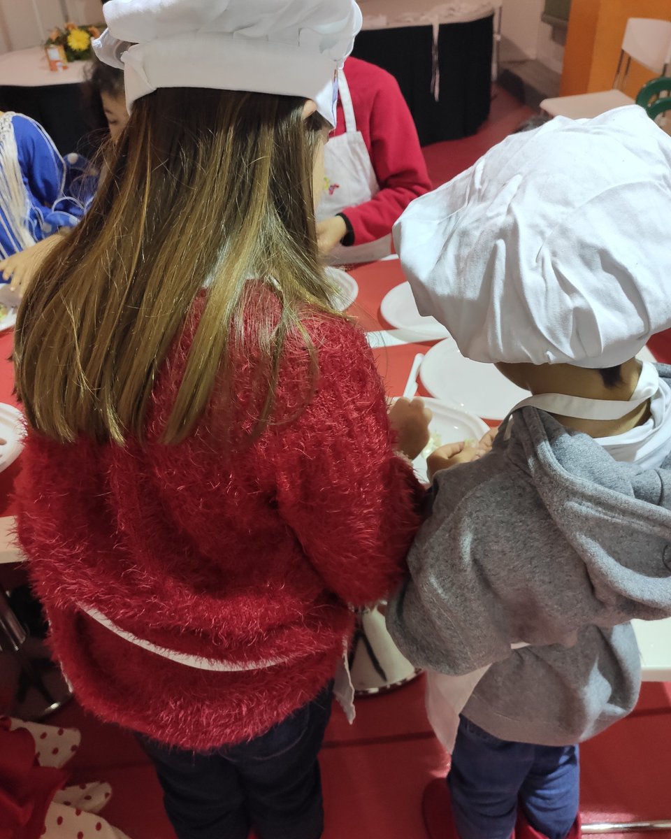 NUEVOFUTURO's tweet photo. 25° RASTRILLO | Los más peques están aprendiendo a hacer una receta muy sana y deliciosa en el taller de #Educachef 🥗
Diversión y solidaridad entre platos.
#rastrillo
#rastrillo2019
#nuevofuturo
#asociacionnavarranuevofuturo #gastro #juventud #infancia https://t.co/EI0GLPa4gg