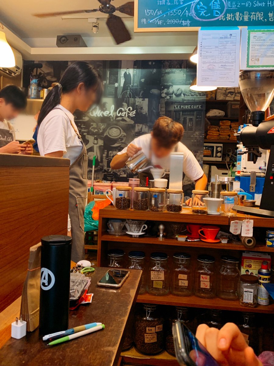 kurichako1's tweet photo. 台湾カフェ巡り☕️
Quel Cafe 克爾咖啡(二號公園店)
中山國中駅から徒歩5分くらい
小さなお店だけれど、腕の良いバリスタさんが真剣にコーヒーを淹れてくれます。
台北の人は本当珈琲好きなんだなって実感。こんなお店が自分の街にも欲しいな。
#台湾カフェ #ラテアート #quelcafe
#克爾咖啡 https://t.co/9kC5txRSle
