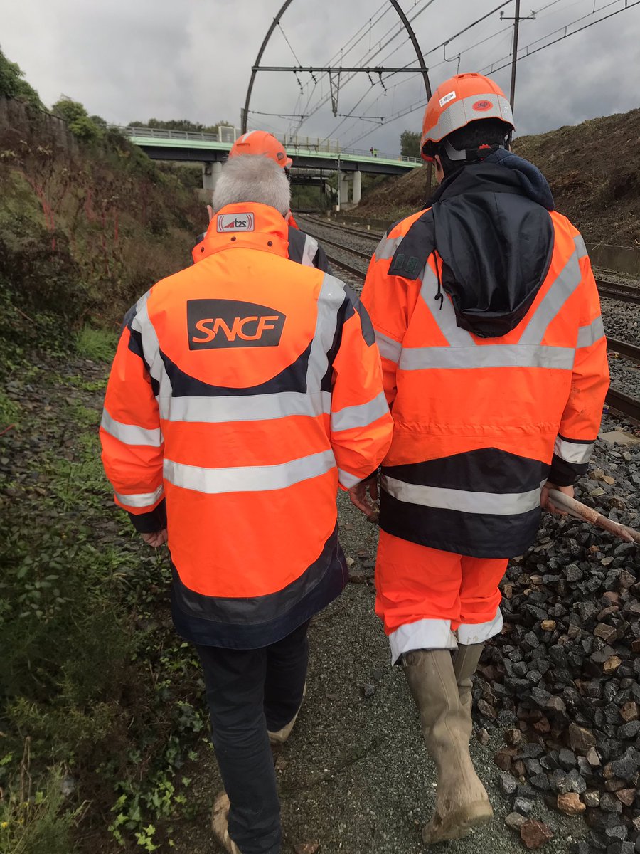 Prefecture40's tweet photo. Déplacement ce matin du préfet et de la sous-préfète de Dax avec le directeur régional de @SNCFReseau pour saluer la mobilisation des équipes de la @SNCF pour sécuriser et rétablir le plus vite possible la circulation des trains entre Dax et Morcenx après les coulées de boue. https://t.co/F5rEpQyEnI