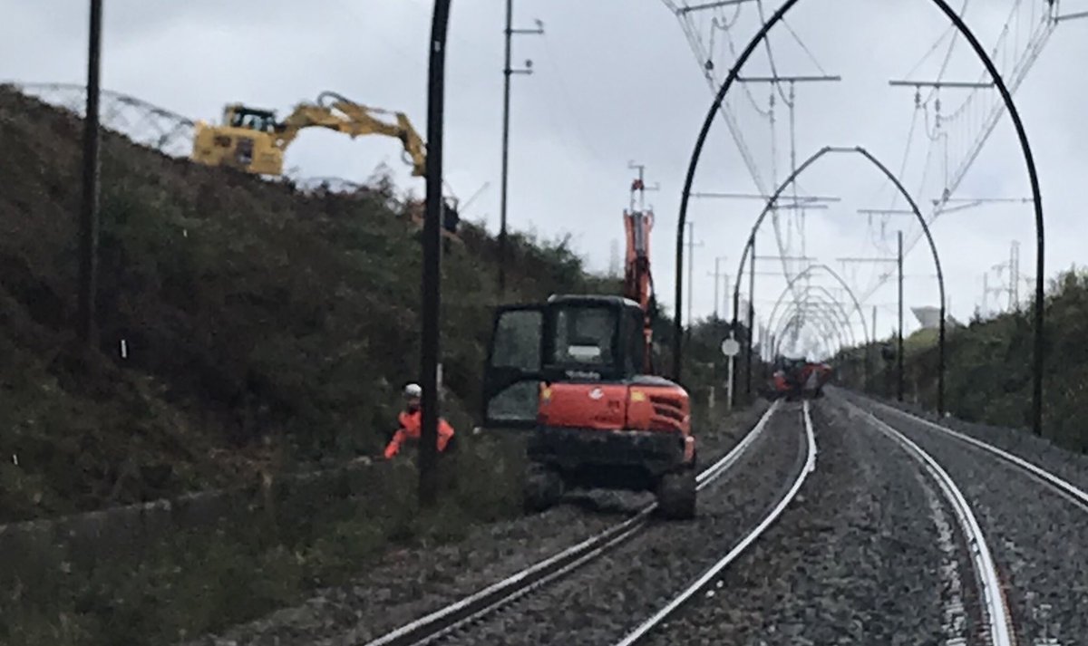Prefecture40's tweet photo. Déplacement ce matin du préfet et de la sous-préfète de Dax avec le directeur régional de @SNCFReseau pour saluer la mobilisation des équipes de la @SNCF pour sécuriser et rétablir le plus vite possible la circulation des trains entre Dax et Morcenx après les coulées de boue. https://t.co/F5rEpQyEnI