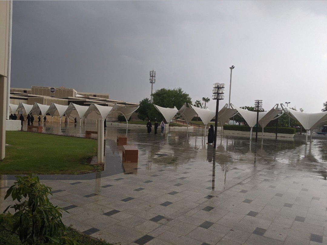 davidpaulcorina's tweet photo. Rare light rain falling in Doha Qatar this morning. @FulbrightPrgrm https://t.co/aHc6nQsCiD