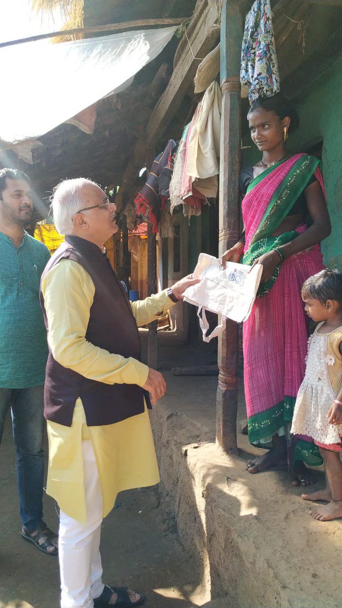 Vinay1011's tweet photo. At village Dhakane, my #SansadAdarshGram conducted a Swacchta Abhiyan and also distributed cloth bags to villagers with an appeal to use them instead of plastic bags! Protecting environment can’t happen without people’s participation! https://t.co/FNz9zDWUI9