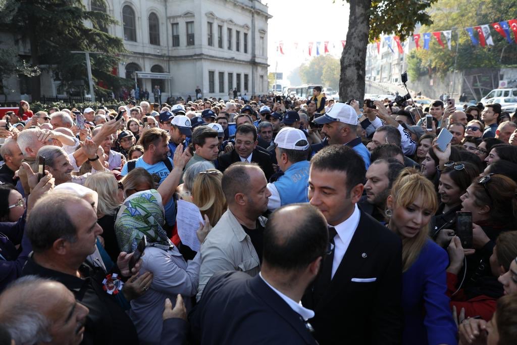 Bezm-i Alem Valide Sultan Camii’nde Ulu Önder Mustafa Kemal Atatürk için okuttuğumuz mevlid-i şerifin ardından Dolmabahçe Sarayı’nda hayata gözlerini yumduğu odayı ziyaret ettik. Bu ülkenin insanları değerlerini, maneviyatını ve birbirini çok seviyor; bunu korumak en büyük görev.