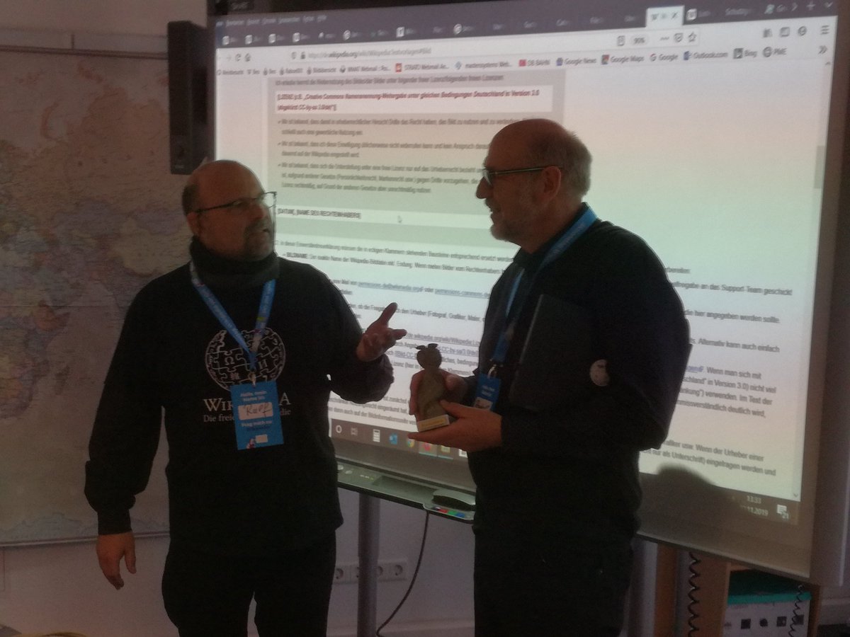 MichaelBeckenka's tweet photo. Rudolf Simon wird bei #WikipediaVorOrt mit der #WikiEule für besonderes Engagement geehrt.
#Wikipedia https://t.co/2YDh2RgPoE