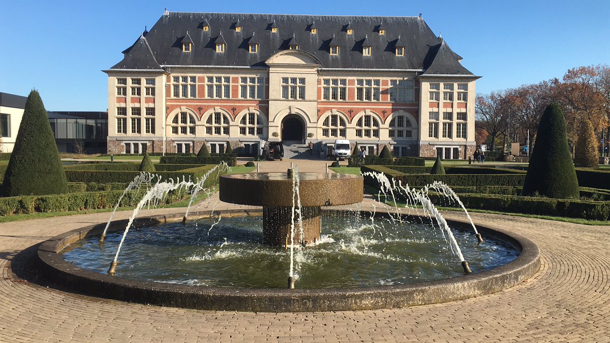 oostndrp's tweet photo. Monumenten voor weelde (‘Kolenkasteel’) en voor werklieden (schachtbokken) in één oogopslag op vml mijnsite Eisden. Indrukwekkend.  #terhills #maasmechelen #connecterra https://t.co/hCNx9SLDXK