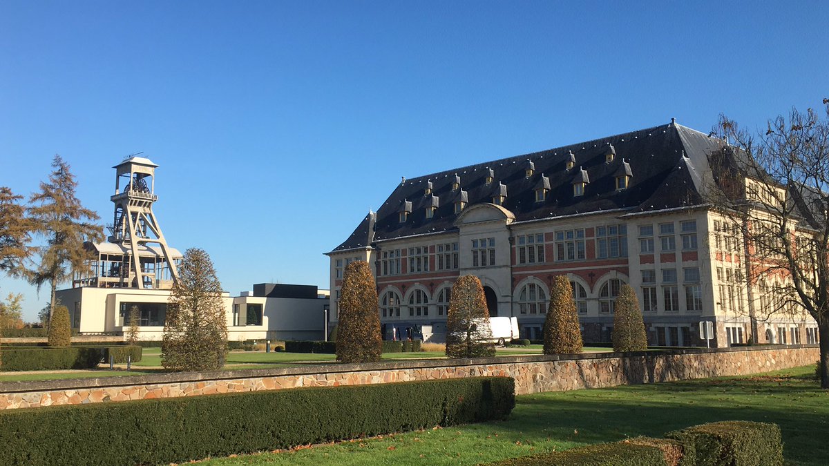 oostndrp's tweet photo. Monumenten voor weelde (‘Kolenkasteel’) en voor werklieden (schachtbokken) in één oogopslag op vml mijnsite Eisden. Indrukwekkend.  #terhills #maasmechelen #connecterra https://t.co/hCNx9SLDXK