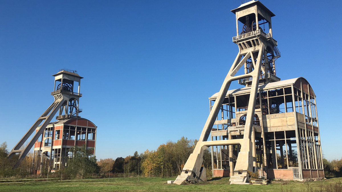 oostndrp's tweet photo. Monumenten voor weelde (‘Kolenkasteel’) en voor werklieden (schachtbokken) in één oogopslag op vml mijnsite Eisden. Indrukwekkend.  #terhills #maasmechelen #connecterra https://t.co/hCNx9SLDXK