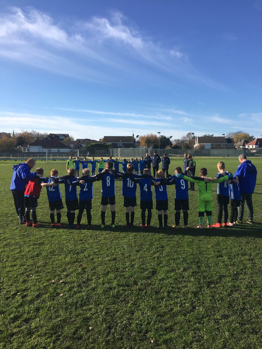 seftoncouncil's tweet image. Lovely to see grassroots football in #MySefton pay their respects today. #Seftonremembers #remembrancesunday