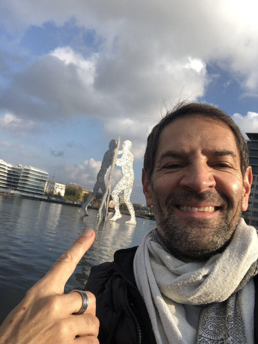 b_thomasson's tweet photo. Hello les amis, ça ne vous rappelle rien ? #Berlin #MonBerlin @BerlinTourism @visitberlin @InfotravelFR #Jonathan #Borofsky #voyage #litterature #infotravel #travel https://t.co/rAY9LTtvNS