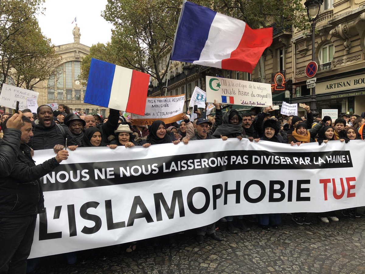 edwyplenel's tweet photo. En tête de la marche parisienne #Le10contrelislamophobie qui part de la Gare du Nord. « Dans les rues parisiennes, les musulmans chantaient : laïcité on t’aime, tu dois nous protéger » 😊👍👏 https://t.co/4hbLsYYfPH