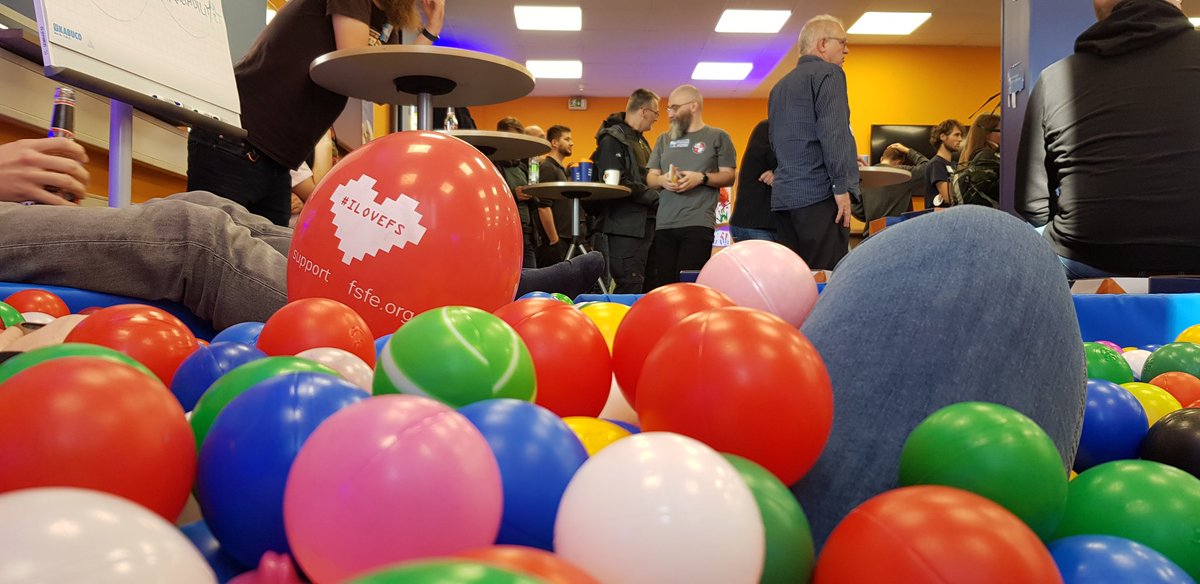 daisilein's tweet photo. Retro im Bällebad sollte Standard werden #swec19 @swe_camp https://t.co/OcQpZB0qJ6