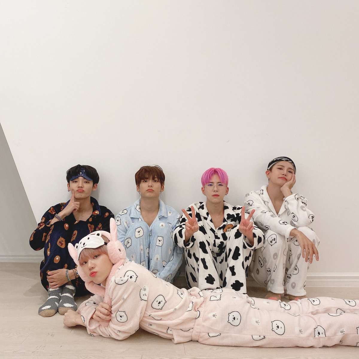 official_ACE7's tweet photo. [#에이스] 주말은 아직 끝나지 않았다! 🥴
남은 일요일 에이스와 함께 파자마 파티를 즐길 초이들~~ 어서오세요🎉🎉❤️❤️
파티 10시 시작🎉🎉🎉

#ACE #에이스 #초이스 #CHOICE
#삐딱선 #SAVAGE #파자마파티 #먹방 https://t.co/hRiShHEDVT