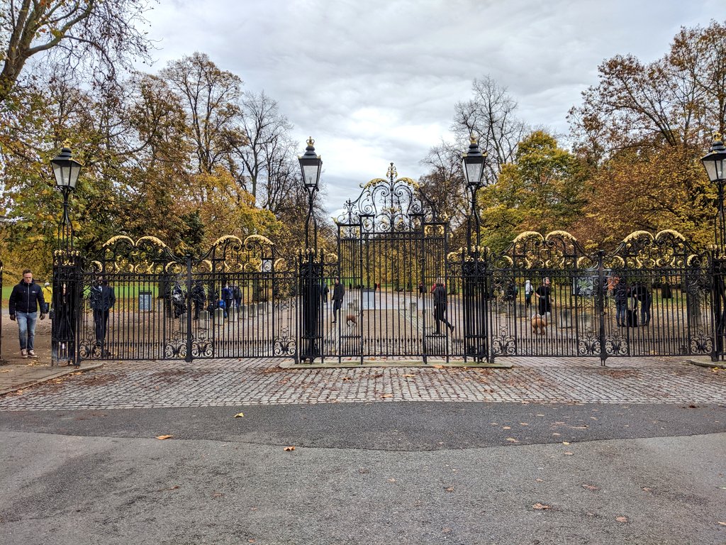 MissBeale1's tweet photo. And just like that, I'm back in London.💂🇬🇧 https://t.co/uX8UoqBdOn