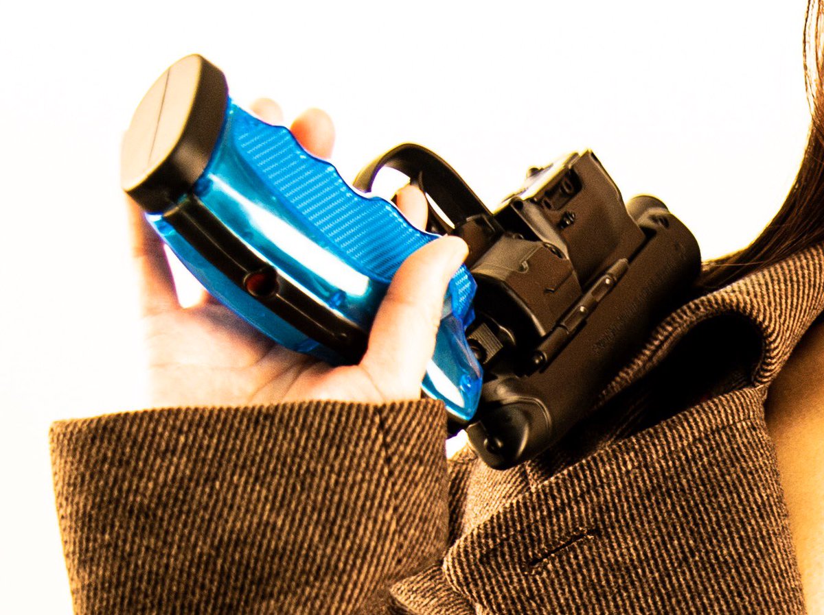 toto_graphy's tweet photo. #いい銃の日
昨日の今日ということで、自前のデッカード・ブラスター♪ 水鉄砲ですが出来が良いので結構気に入っていて、グリップがオリジナル色に近い別のものも最近買いました😆
#高木型弍0壱九式爆水拳銃
#bladerunner
#deckardblaster
#ブレードランナー
#映画好きな人とつながりたい https://t.co/Ex9txp3VGl