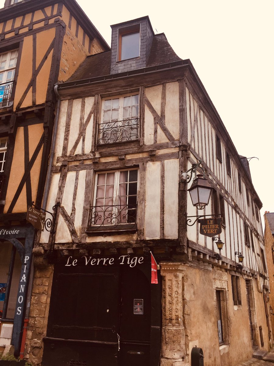 SabPenniello's tweet photo. Pour fuir la vue de travaux ultra merdiques. Rien de tel qu’une balade au Mans. ( j’ai même mon article #gotique pour @ArpenterChemin ) #enfranceaussi 🤗 #citéPlantagenet #lemans
@sarthetourisme @lemanstourisme https://t.co/UbrsXRWWk1