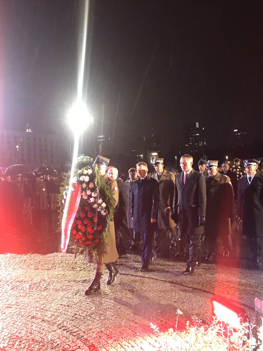 TomaszZdzikot's tweet photo. W przeddzień Narodowego Święta Niepodległości spotkaliśmy się przed Pomnikiem Marszałka Józefa Piłsudskiego w #Warszawa na uroczystym #Capstrzyk Niepodległości 🇵🇱 https://t.co/2KyLNtcuS3
