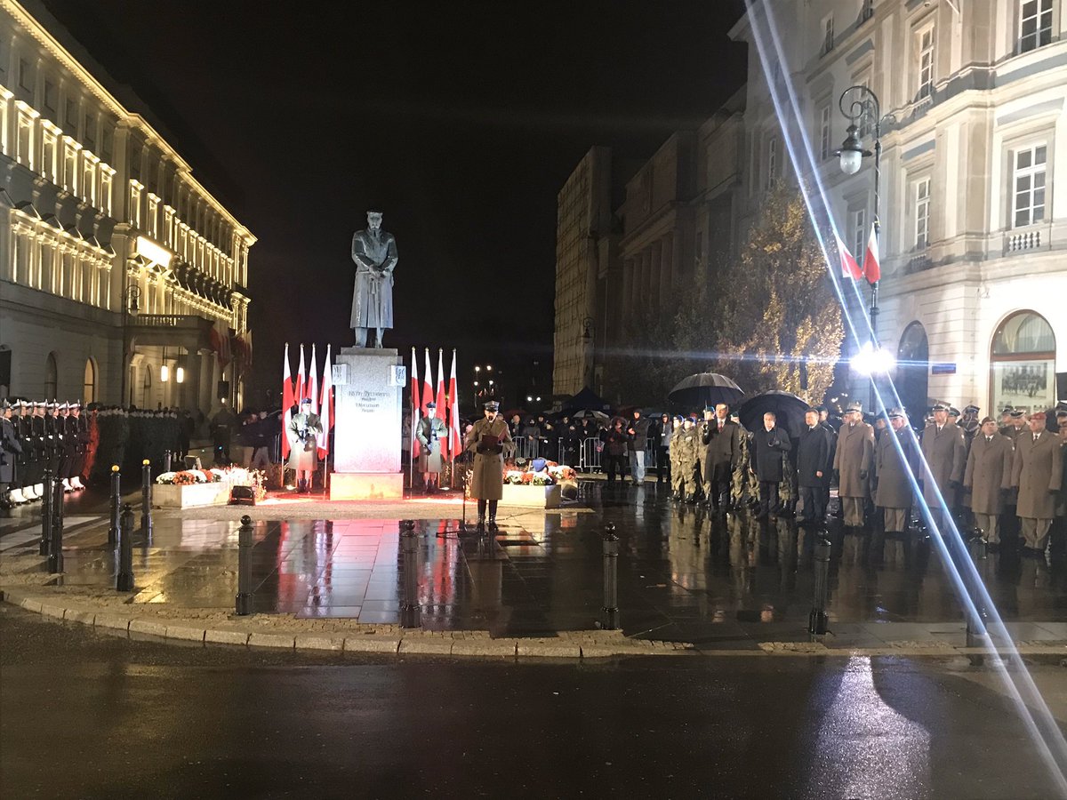 TomaszZdzikot's tweet photo. W przeddzień Narodowego Święta Niepodległości spotkaliśmy się przed Pomnikiem Marszałka Józefa Piłsudskiego w #Warszawa na uroczystym #Capstrzyk Niepodległości 🇵🇱 https://t.co/2KyLNtcuS3