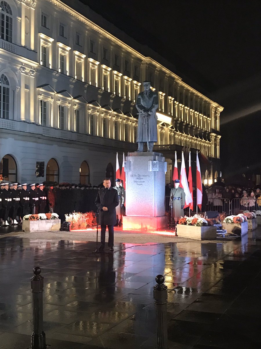 TomaszZdzikot's tweet photo. W przeddzień Narodowego Święta Niepodległości spotkaliśmy się przed Pomnikiem Marszałka Józefa Piłsudskiego w #Warszawa na uroczystym #Capstrzyk Niepodległości 🇵🇱 https://t.co/2KyLNtcuS3