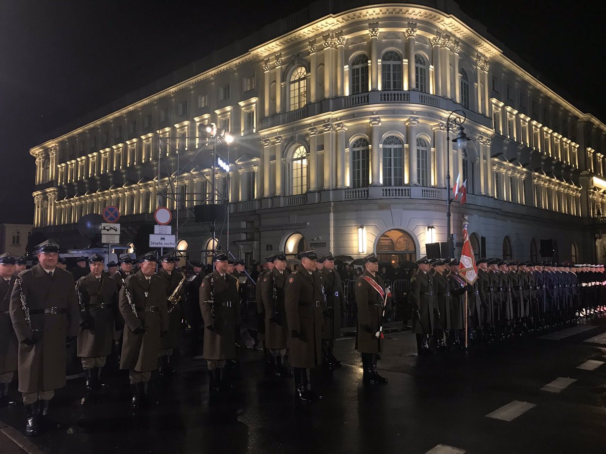 TomaszZdzikot's tweet photo. W przeddzień Narodowego Święta Niepodległości spotkaliśmy się przed Pomnikiem Marszałka Józefa Piłsudskiego w #Warszawa na uroczystym #Capstrzyk Niepodległości 🇵🇱 https://t.co/2KyLNtcuS3