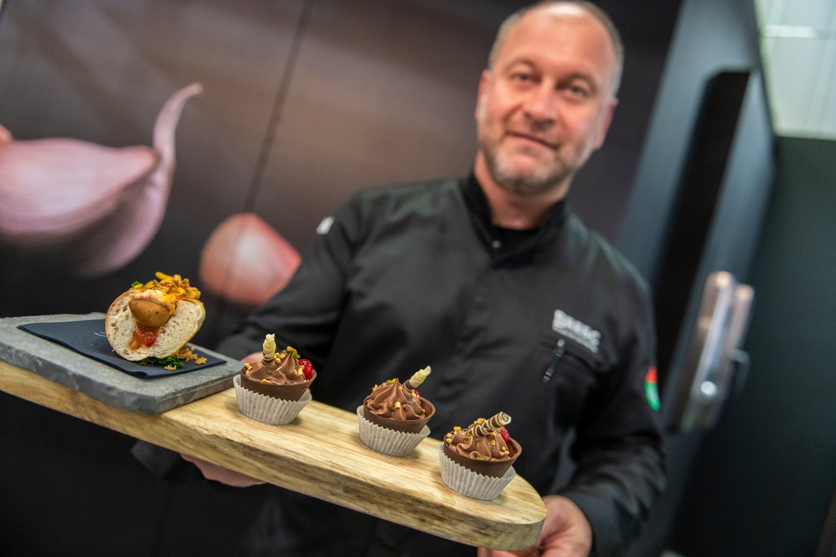 FoodServiceDACH's tweet photo. Messe ALLES FÜR DEN GAST Tag 2 ist geschafft! Vielen Dank an alle die uns heute in Halle 10 auf Stand 1012 besucht haben. Wir sind noch bis Mittwoch für Sie da. https://t.co/OBxqUU5MBq