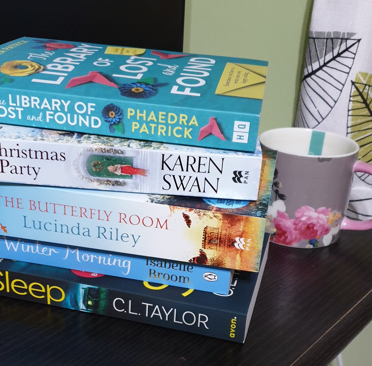 DewSaba2's tweet photo. Oh I love getting a stash of new books 📚 The past few months I've been re- reading those on my shelf. Only problem is who shall I start with?!
#niceproblems
@KarenSwan1 @lucindariley @PenguinUKBooks
@HarperCollins @TeamBookends @glossandwellies @Waterstones @asda #bookaholic https://t.co/UUdmcqbulD