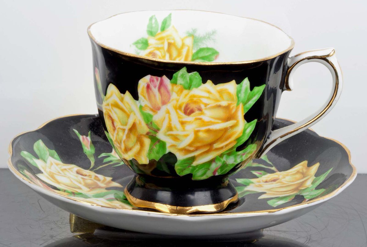 RApatterns's tweet photo. Royal Albert “Tea Rose” with a stunning Black Background in the Countess Shape.
#royalalbert https://t.co/vAAptfcwot