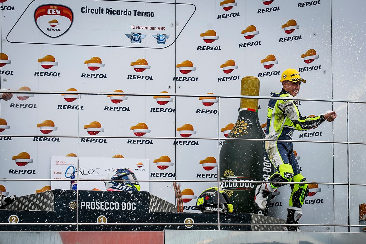 TeamLaGlisse's tweet photo. Adrián Fernández: "Todo ha ido mejor en la 2ª carrera. La última vuelta ha sido muy tensa, porque iba 3º desde la primera curva, pero al final he conseguido el podio y estoy bastante contento. Este resultado me da mucha confianza de cara al año que viene" #Moto3 #FIMCEVRepsol2019 https://t.co/HapM8te6V3