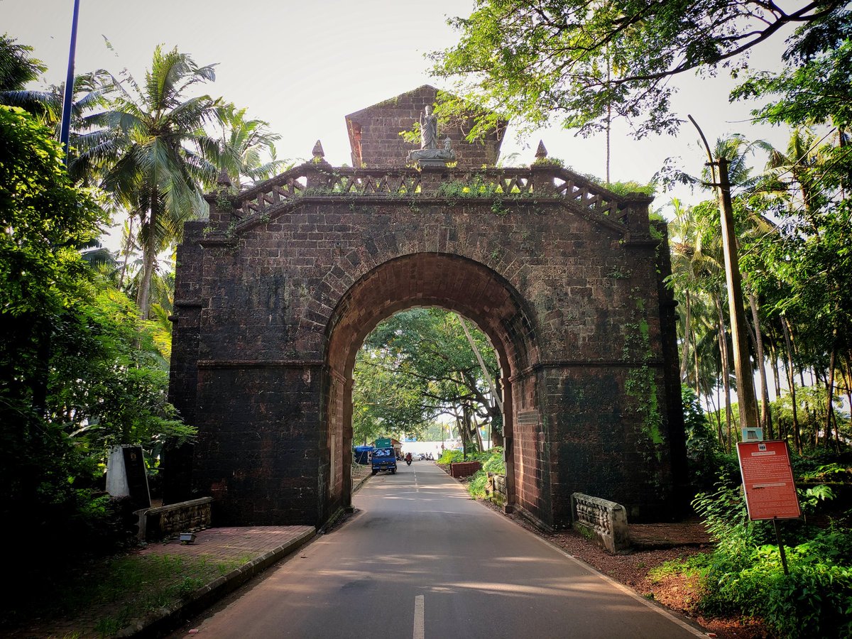 PAmonker's tweet photo. Viceroy's arch, Old Goa.
#goa #exploring_goa #protected #architecture
#hiddentreasures #portuguesearchitecture #pickmygoapic
#photooftheday #bestoftheday #travel #traveldiaries #incredible_india #incredible_goa #mygoa #india #beautifulgoa #weekend #sundayride #travelphotography https://t.co/GDf47TmQJJ