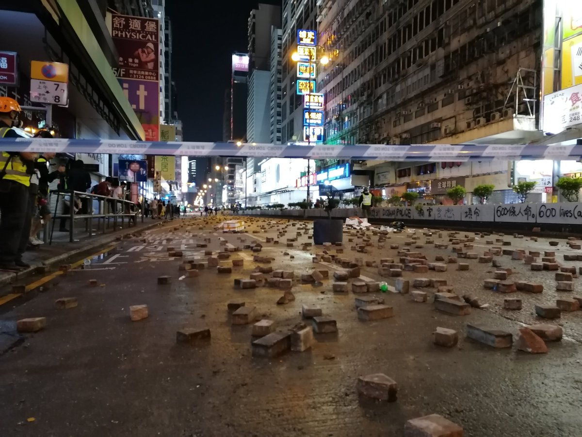 nachvo's tweet photo. Nathan Road in #mongkok tonight #HongKongProtests #hongkong #hkprotest #HKprotesters https://t.co/gPYaQa43pn