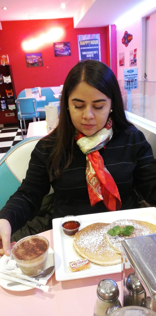 MigSanchezCIA's tweet photo. Dije que te ayudaría con la dieta, pero también dijiste que querías un pancake y pues yo solo quiero verte sonreír ❤️ @mrcy10 https://t.co/ezPB3jHBTR