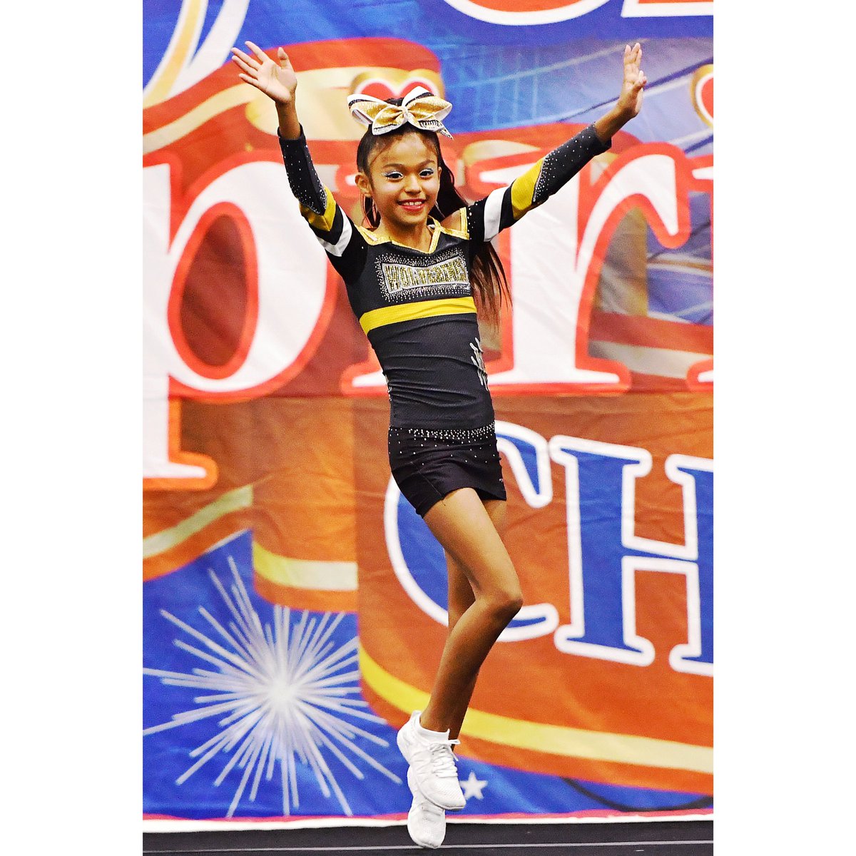 Raise your hands if you LOVE Cheer Star!!! ❤️💙🌟🙌🏼