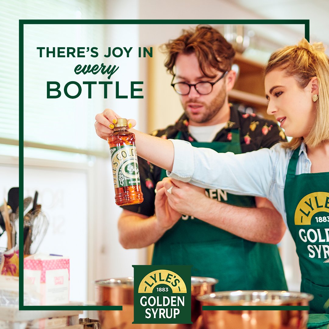 LylesGolden's tweet image. So here it is, our new-look Lyle's Golden Syrup bottle! ✨  

Available in two different sizes, the bottles are 100% recyclable and will be available in all major supermarkets.