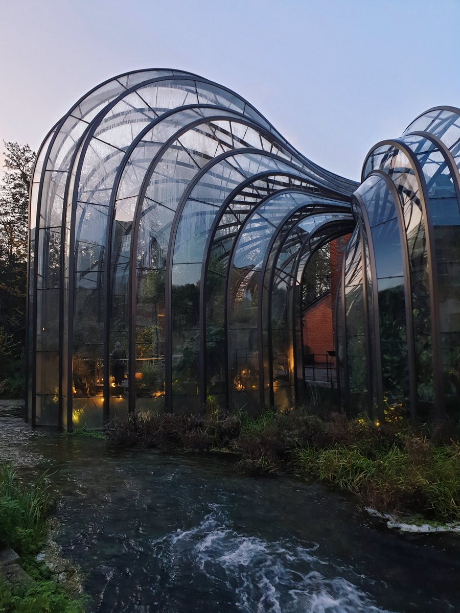 sophiasample's tweet image. Great afternoon at @homeofbombay! William of Orange introduced the Dutch 'genever' to England in 1688 having experienced 'Dutch Courage' during the Thirty Years War. We've been distilling gin ever since. Thanks William! 🧡 #bombaydistillery