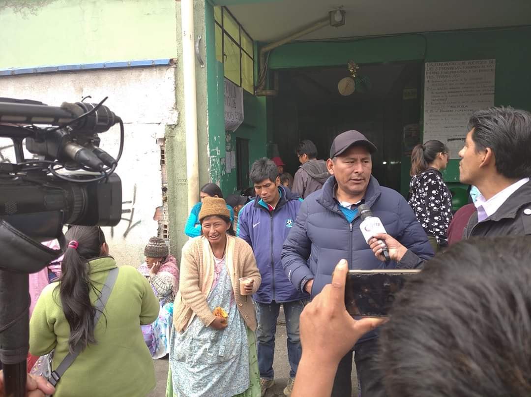 Hace instantes en conferencia de prensa, ALEX QUISBERT dirigente de ADEPCOCA. Convocó a estar en pie de lucha hasta que renuncie EVO MORALES por tanta masacre y abuso de poder. y liberación inmediata de Franklin Gutierres.