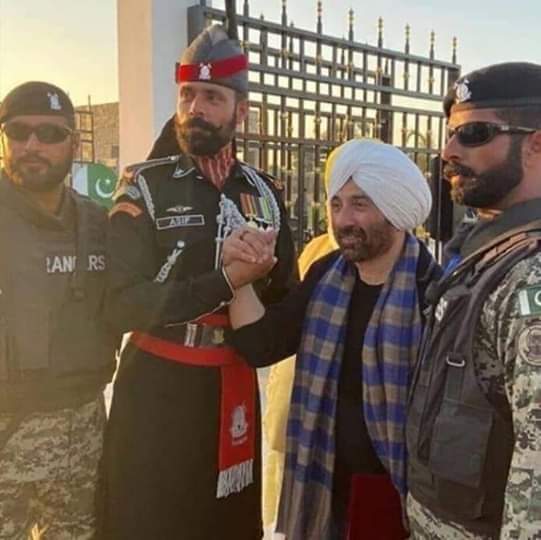 innocent_boy27's tweet photo. A filmi "hero" with real HEROES #PakistanOpensKartarpur #PakistanArmy #pakistanitakeover https://t.co/bpOOb1Rtzr