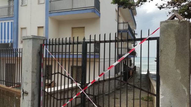 gazzettadelsud's tweet photo. #Fuscaldo sferzata dal #maltempo, palazzine colpite dalla furia delle #onde: apposti i #sigilli - Video https://t.co/pumJzwCgtw https://t.co/i23vUujFTQ