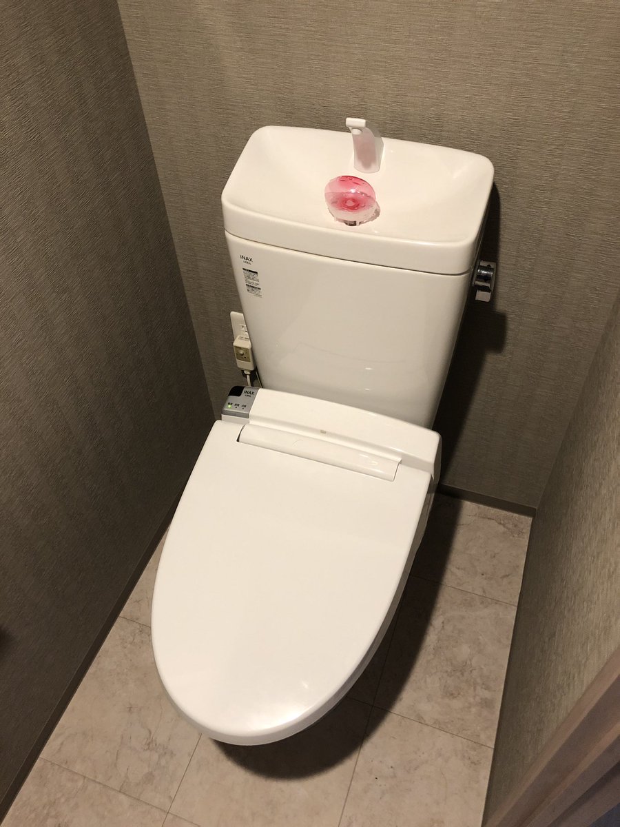 RyuBK_DIY's tweet photo. タンクレス風トイレ完成しました！

川の部分で白くなってるところがあるけど、裏が剥離しちゃいました😭
後でレジン足しときます

レバーの部屋？に光が差し込んで幻想的になってるのが好きです😌
収納もたっぷり作りました💪🏻

#タンクレス風トイレ
#トイレ
#DIY
#レジン
#ウッドリバー https://t.co/el8DZNt0N7