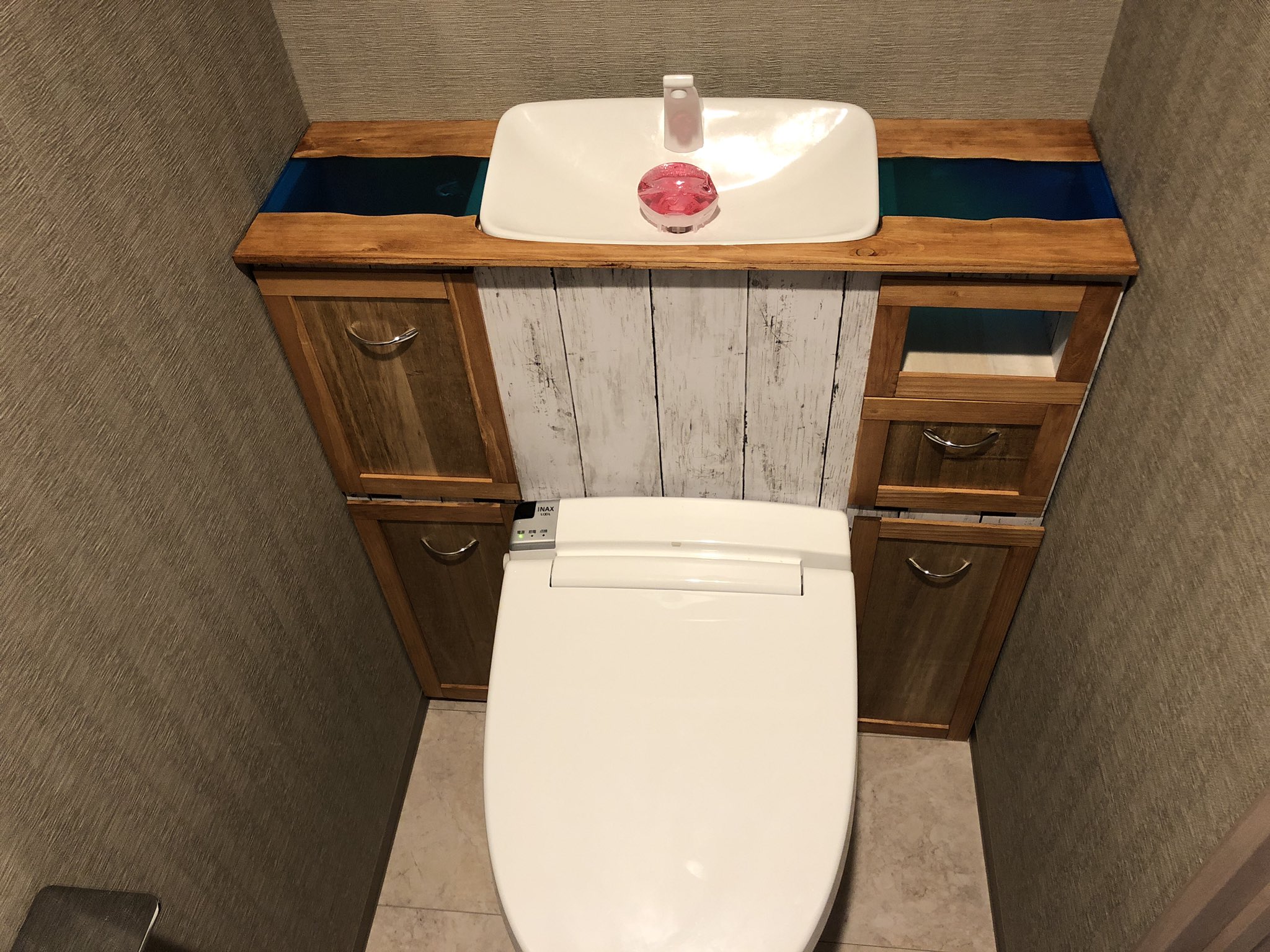 りゅうばか Diy タンクレス風トイレ完成しました 川の部分で白くなってるところがあるけど 裏が剥離しちゃいました 後でレジン足しときます レバーの部屋 に光が差し込んで幻想的になってるのが好きです 収納もたっぷり作りました タンクレス