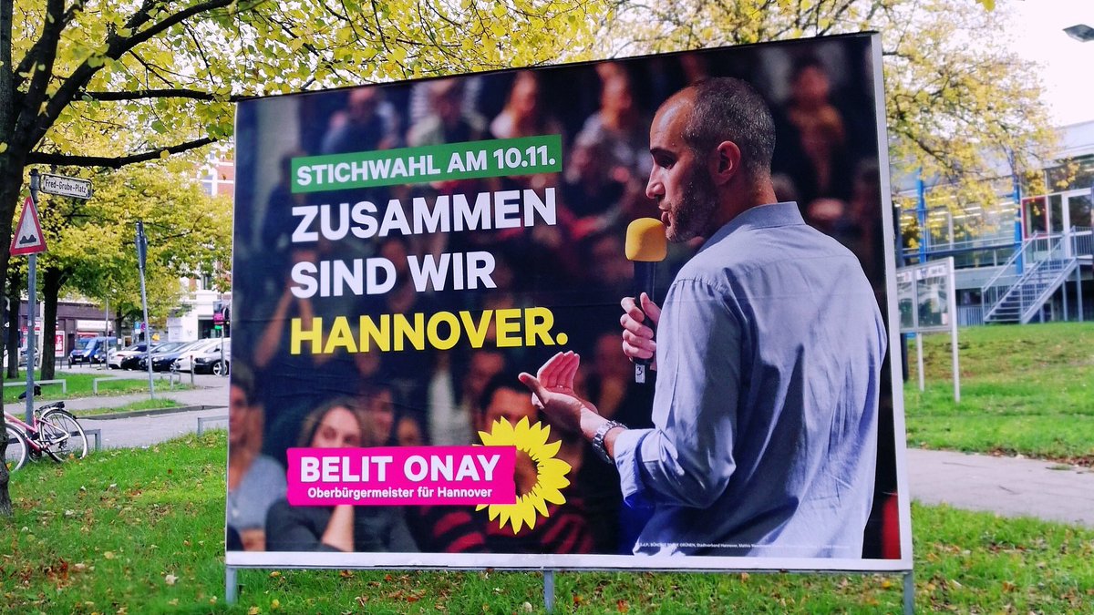 #Hannover: Um 12 Uhr lag die Wahlbeteiligung schon bei 20,5%. Schön. Für eine kommunale Stichwahl relativ viel. Das heißt auch: Es wird knapp werden und es kommt auf jede Stimme an. Wer noch nicht wählen war, Smartphone kurz weglegen und #WählenGehen. Meine Empfehlung: @BelitOnay