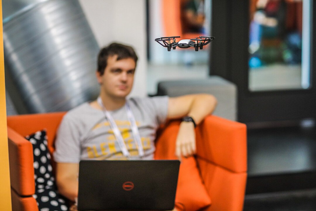 EngetoAcademy's tweet photo. 🎵 Drones flying high, you know what I feel... It's a new dawn, it's a new day, it's a new life for me. And I'm feeling good. #codebrew2019 @solarwinds https://t.co/Yg8Jmqvfe5