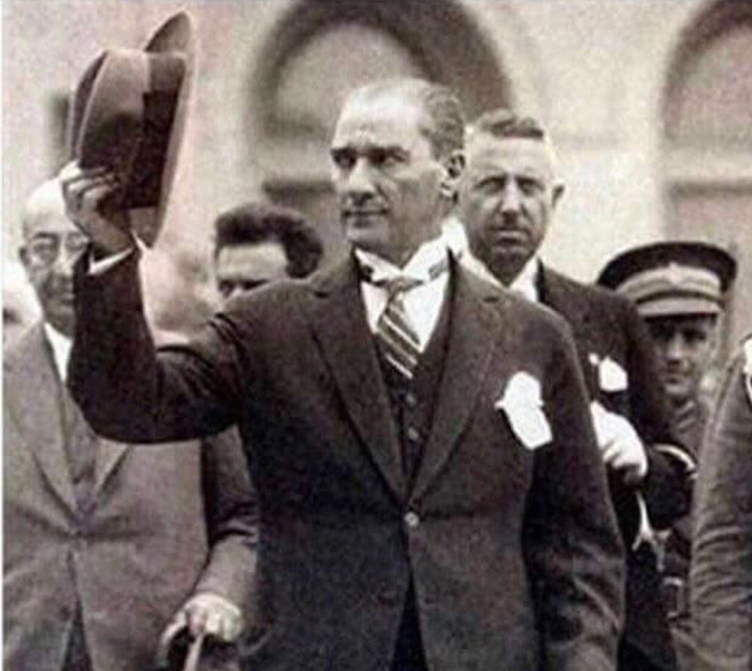 Atatürk ölmedi yüreğimde yaşıyor.Uygarlık savaşında bayrağı o taşıyor.