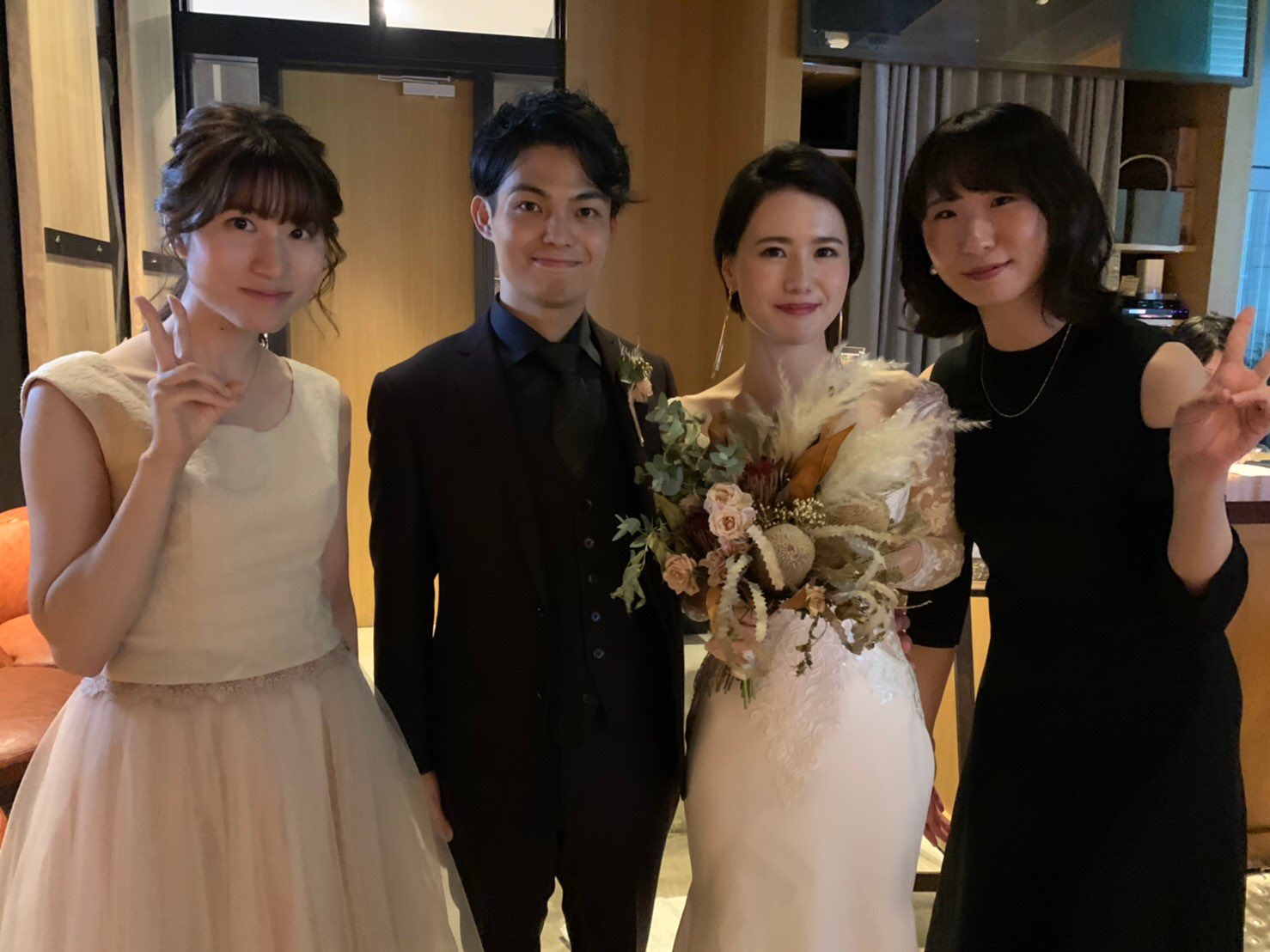 Mai Komura 先週はのぶの結婚式二次会行ってきた 三次会では 激レアなご夫妻のデュエットとエピソードを聞けた 大学の友達の結婚式行くと 共通の友達も多くて楽しい T Co Ebt5ecduee Twitter